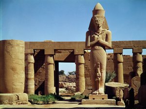 Ramses II:n kolossi: kuninkaan seisova patsas tyttärensä Benta antaneen jalkojensa edessä, Amunin suuresta temppelistä, Uudesta kuningaskunnasta, noin 1320-1200 eaa.